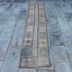 Alfombra de 1.9x8.9 pies, Alfombra Turca Vintage, Alfombra de Lana con Puntos Azules y Marrones - Product Image 1