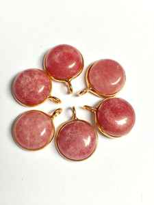 Colgante Hecho a Mano Chapado en Oro de 18k con Engaste de Bisel para Piedra Preciosa de Rodocrosita Redonda de 12mm - Product Image 1