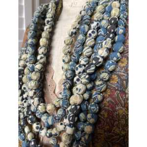 Collar de cuentas Ajrakh costero de seis hilos, estilo bohemio, con cadenas de cobre esféricas, ágata y perlas, moderno, para regalos. - Product Image 1