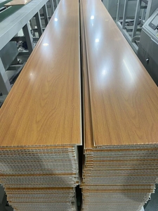 Mattonelle del soffitto del <span class=keywords><strong>PVC</strong></span> di alta qualità interna per la decorazione della sala di legno grano di laminazione a prova di umidità pannello - Product Image 4