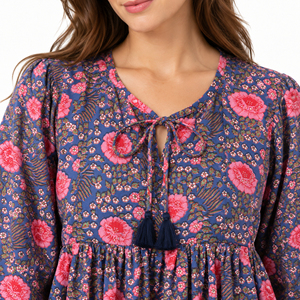 Blusa Corta Informal de Verano con Cuello Redondo y Estampado Artesanal Indio, Diseño Floral Bohemio de Algodón Puro con Mangas Abullonadas y Borlas - Product Image 4