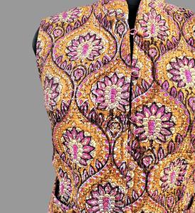 Chaqueta acolchada de algodón floral Chaleco de estilo bohemio con estampado de bloques con lazo frontal Sin mangas Regalo de dama de honor de invierno - Product Image 3