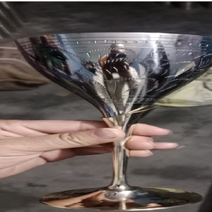 Copas de vino grabadas en latón hechas a medida ideales para tiendas de suministros de bebidas para reventa - Product Image 1