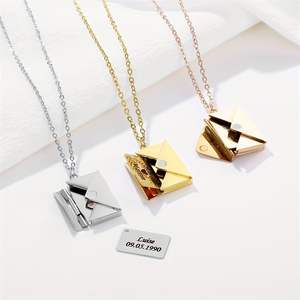 Collar secreto grabado con medallón inicial sobre relleno de oro grabado personalizado - Product Image 2