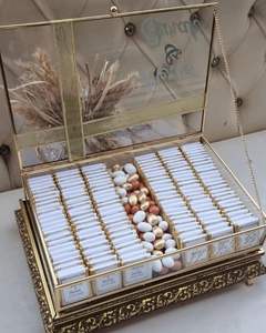 Boîte à bijoux en laiton et en verre ornée d'une couleur or rayonnante élégamment conçue dans une forme rectangulaire à des fins de cadeau - Product Image 1