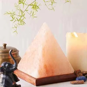 Lampe en sel de l'Himalaya artisanale avec pyramide complexe et sculptures d'animaux Base en bois élégante Design Love Style - Product Image 1