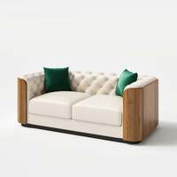 Ensemble de canapés contemporains de luxe écologiques avec accents en bois massif, coussins moelleux, capitonnage élégant, meubles de salon stylés