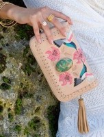 Hand gefertigter und hand bemalter Kolibri und Tiger Lily Flower-Design um einen echten türkis farbenen Edelstein
