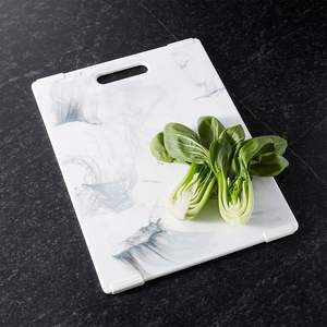 Tabla de cortar de mármol resistente que ofrece una superficie estable para cortar carne, verduras, frutas y hierbas con facilidad para uso diario. - Product Image 6