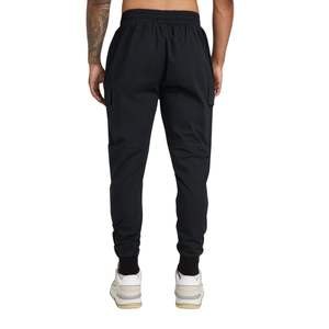 Pantalones Cargo utilitarios lavados negros para hombre en Ajuste cónico con cintura elástica, detalles de metal cepillado y funcionalidad de almacenamiento - Product Image 2