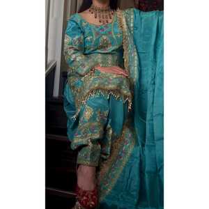 Nuevo Conjunto de Fiesta Tradicional de Diseñador RADHE EXPORT, Top Patiala Salwar Kameez Dupatta con Bordado de Lentejuelas, Crepé Natural Pesado - Product Image 1