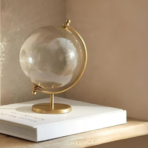 Globe en fer chic au design de sphère minimaliste pour les présentations de table à la mode ou les présentations corporatives abstraites - Product Image 1