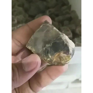 Venta al por mayor de piedras ásperas de ámbar marrón natural talladas Feng Shui piedras ásperas caídas - Product Image 1