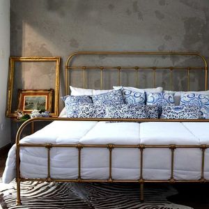 Estructura de Cama de Latón de Diseño con Intrincados Detalles Metálicos y Proporciones Equilibradas para una Mejora Lujosa del Interior del Dormitorio - Product Image 3