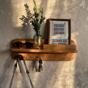 Elegante organizador de llaves magnético de nogal para un hogar minimalista. Disponible a precios de mayoreo - Product Image 3