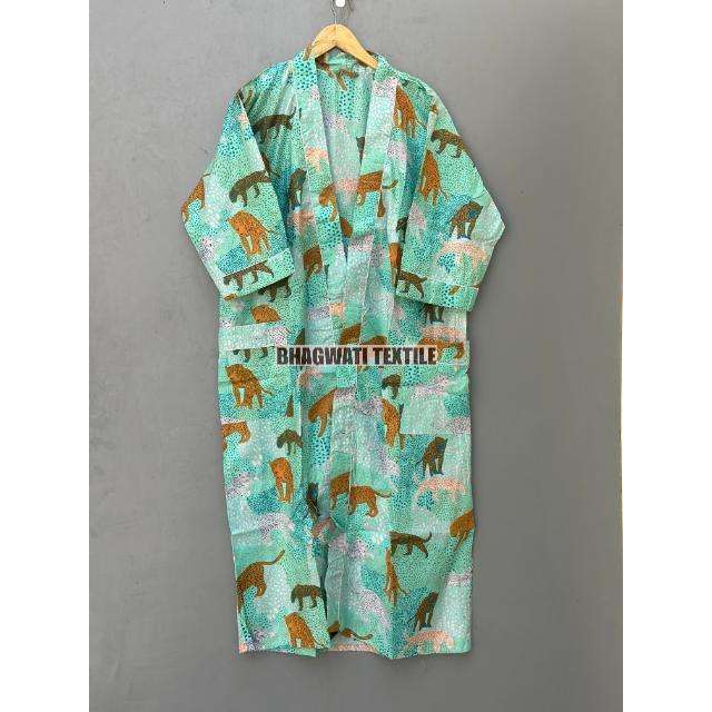 มีสีเขียวขุ่น