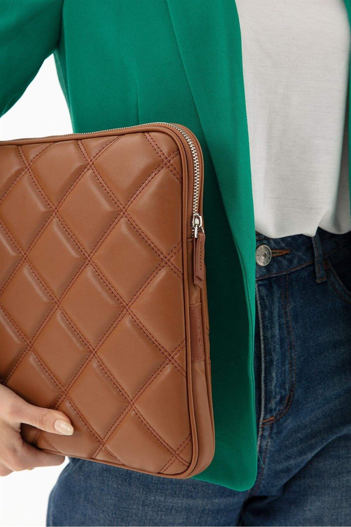 สีน้ำตาล