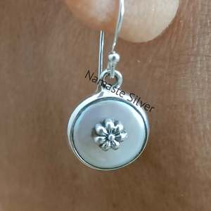 Pendientes Colgantes de Plata de Ley 925 con Perlas de Agua Dulce en Forma de Moneda, Diseño Floral Hecho a Mano, Pendientes Florales Modernos con Perlas de Moneda y Plata - Product Image 2