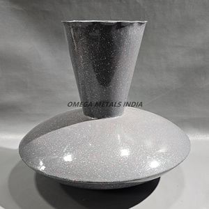 Jarrón de metal ovalado rosa suave de diseño elegante con intrincados patrones florales para exhibiciones decorativas y un estilo lujoso para el hogar - Product Image 6