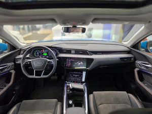 Audi Le ron 5 0 I 2023 Automático con Portaequipajes Metálico, Asientos de Cuero, Batería de Litio y Características Premium - Product Image 3