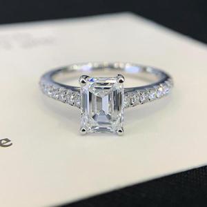 Bague de fiançailles solitaire pavée en or blanc avec émeraude et diamant de laboratoire 1,80 carats - Product Image 4