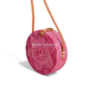 กระเป๋าหวายทำมือที่มีการถักทออย่างโปร่งสบายและผิวสัมผัสแบบธรรมชาติ เหมาะสำหรับการเดินทางเบาๆ และการใช้งานในชีวิตประจำวัน - Product Image 2