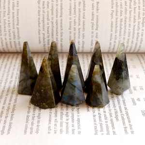 Pendule en forme de cône facetté en labradorite bleue naturelle, pierre précieuse reliée, cristal de guérison, radiesthésie, cristaux rares faits à la main - Product Image 3