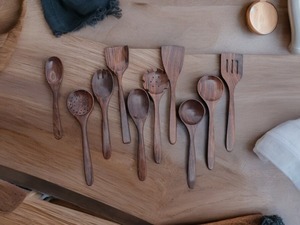 Cuillère en bois faite à la main de qualité supérieure pour une utilisation quotidienne dans la cuisine domestique avec un design en bois simple et élégant - Product Image 6