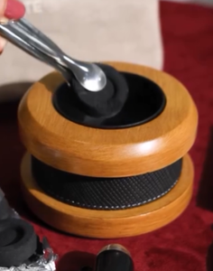 Brûleur d'encens en métal de luxe avec un design élégant pour l'aromathérapie, la méditation et la décoration intérieure - Product Image 4