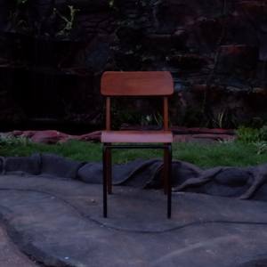 Chaises de salle à manger simples en teck massif avec pieds en fer et finition noyer pour une utilisation en intérieur et en extérieur. - Product Image 2