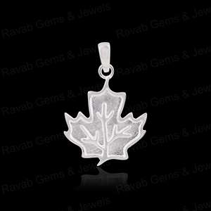 Pendentif en argent véritable 925 fait à la main avec sertissage en forme de feuille d'érable, résine, souvenir de cendres, bijoux au design magnifique, cadeau pour la fête des mères - Product Image 3