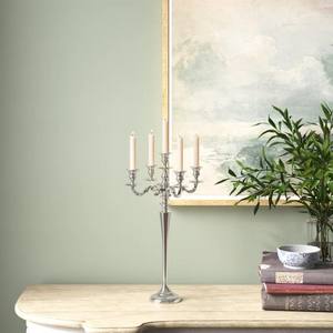 El candelabro de mesa de aluminio es un artículo decorativo Diseñado para sostener múltiples velas, candelabros de cinco brazos de metal plateado, pieza central - Product Image 1