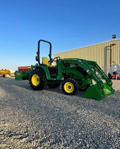 Tracteur John Deere 3032E de qualité supérieure, 4 roues motrices, diesel, 75 CV. - Product Image 6