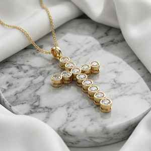 Collier pendentif croix en or 9 carats avec diamant synthétique de laboratoire taille brillant rond de 1,40 carat, serti clos, pour bijoux de luxe certifiés - Product Image 2