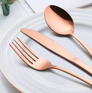 Juego de cubiertos de metal de lujo de oro rosa de 4 perfectos para fiestas y cenas elegantes - Product Image 2