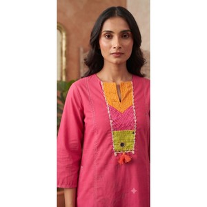 Ensemble Kurta 2 pièces pour femme en soie 100% rose uni brodé, respirant, à manches trois-quarts, coupe décontractée et tissé - Product Image 2