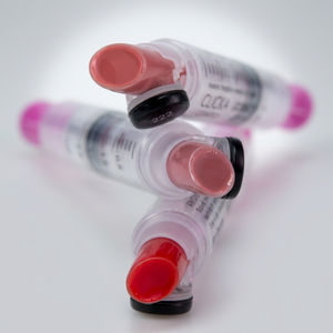 Baume à lèvres transparent coordonné aux couleurs, corail, avec couvercle automatique One Touch pour une brillance naturelle et un soin quotidien des lèvres - Product Image 1