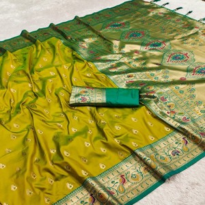 Sari de Seda Paithani Suave VASTRA COTTAGE con Pallu de Pavo Real Meenakari, Borde Tejido Meenakari, Borlas y Blusa en Contraste - Product Image 2