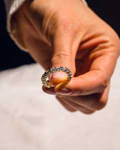 Anillo de boda de diamantes de oro de 14 quilates hecho a mano de fabricación india para compromiso o uso diario disponible a un precio asequible - Product Image 4