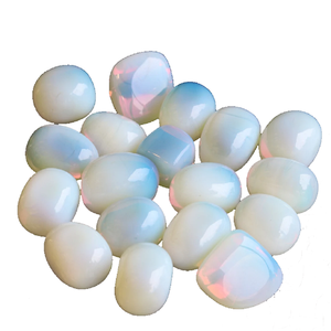 Venta al por mayor a granel Opalite Crystal Tumbled Stones Reiki Chakra Gemstone Pebble Agate Técnica de curación grabada - Product Image 3