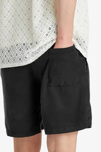 Estilo y comodidad durante todo el día con estos elegantes pantalones cortos de mezclilla negros con un diseño minimalista moderno perfecto para cualquier ropa casual - Product Image 5