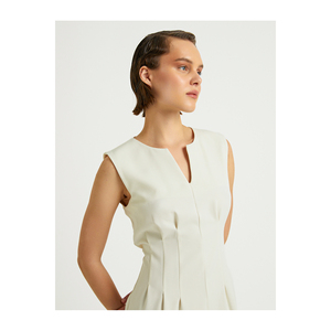 Robe BGN taille mini à col en V avec plis détaillés pour le travail, modèle S23D005 - Product Image 4