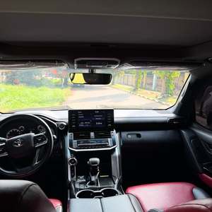 TO-YO-TAA Land Cruiser 2023 en parfait état - Product Image 5