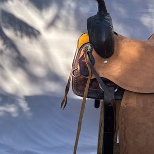 Conjunto de Silla de Montar Western de Cuero con Diseño Artístico de Barril de Madera Premium |   Juego de Herrajes de Acero Inoxidable Hechos a Mano para Montar a Caballo - Product Image 4