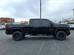 2024 Silverado 2500HD ZR2 Crew Cab 4WD Volante a la Izquierda Automático Interior Oscuro Asientos de Cuero Neumáticos R19 Techo Solar LED - Product Image 3