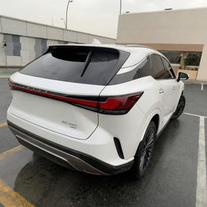 SUV Blanco de Lujo, Vehículo Utilitario Deportivo Nuevo, Vehículo Familiar para Desplazamientos Diarios - Product Image 1