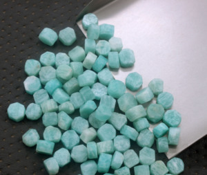 25 piezas de piedras preciosas sueltas de amazonita naturales de 8-10 MM sin pulir cristales extraídos de tierra cruda piedras curativas sin procesar - Product Image 1