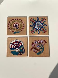 Sous-verres de Noël classiques en résine époxy en bois fabriqués à la main avec bordure plaquée or Dessous de verre festif au design unique - Product Image 3