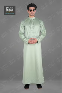 Jubba Thobe de qualité supérieure en soie respirante Design de style traditionnel pour les mariages Vêtements et accessoires musulmans - Product Image 2