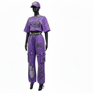 Conjunto de mujer de alta calidad: camiseta corta de algodón y poliéster de 240 GSM y pantalón cargo de felpa con logo de chenilla y pedrería cosidos en morado. - Product Image 5